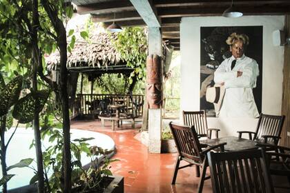 La figura de Klaus Kinski, caracterizado como en el film, vigila el patio del hotel.