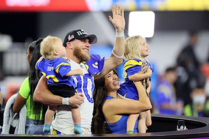 La figura de la noche: Cooper Kupp, de Los Angeles Rams, celebra con su familia en el SoFi Stadium tras la conquista del Super Bowl