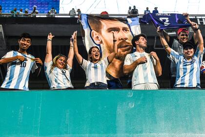 La figura de Messi aparece lejana a la política, a diferencia de Maradona