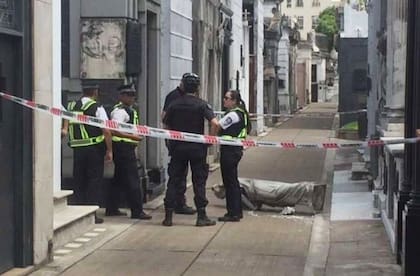 La figura de mujer que cayó al piso