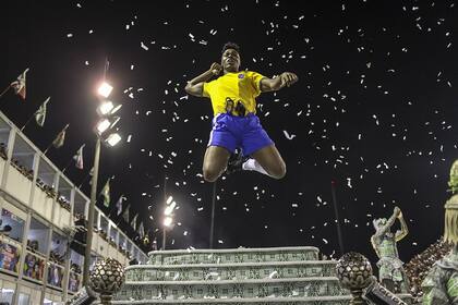 La figura de Pelé, en el trabajo de Fuerza Bruta