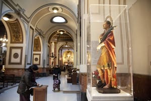 La figura de San Expedito y la nave de la iglesia, tras la refacción