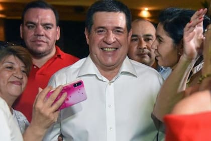 La figura del expresidente Horacio Cartes divide a los colorados paraguayos.