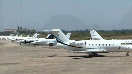 La fila de aviones en el aeropuerto tucumano