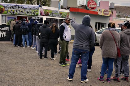 La fila de clientes que esperan ingresar a la carnicería La Pradera
