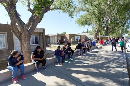 La fila de los vecinos del barrio Eva Perón, en la capital de San Luis, sobre la calle Riobamba, a la espera de anotarse para microcréditos, entre otros beneficios