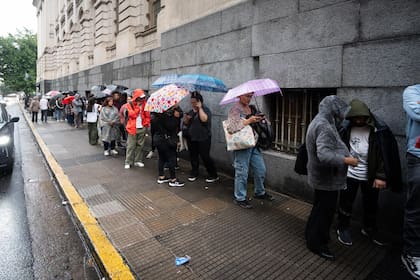La fila de pacientes comenzó desde temprano