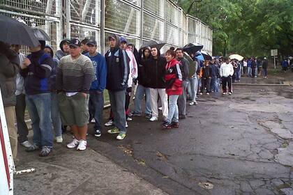 La fila en el Monumental, para el partido de mañana