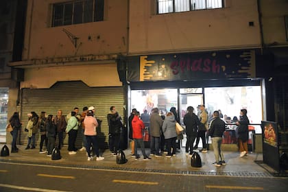 La fila en la puerta, una imagen que se suele repetir a diario