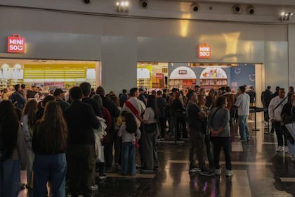 La fila para ingresar al local de Miniso en el Dot el domingo pasado por la tarde