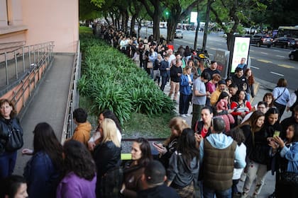 La fila para ingresar al Museo de Bellas Artes bordeaba la Avenida Libertador