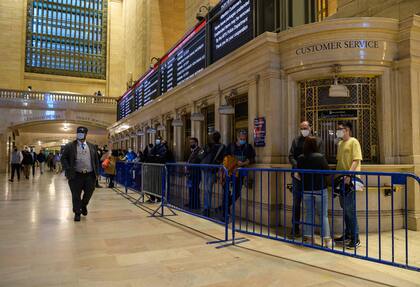 La fila para recibir la vacuna en la terminal Grand Central, en Nueva York