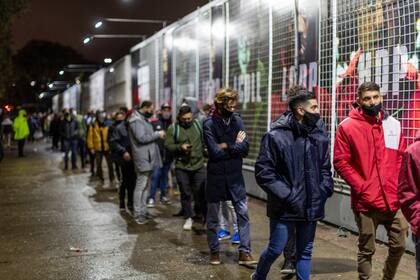 La fila para retirar las entradas; miles de hinchas desafiaron el mal clima para ver a Messi y compañía