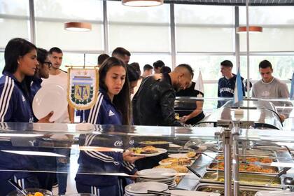 La fila para servirse la comida, en el almuerzo compartido.