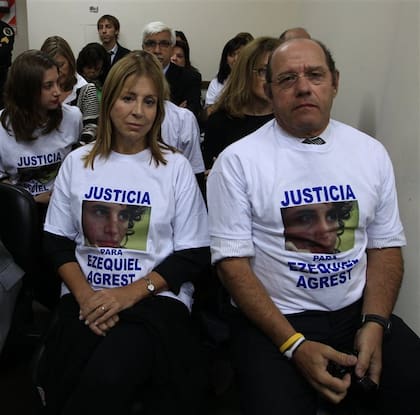 La filósofa Diana Cohen Agrest y su esposo, en la sala de juicio