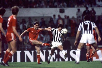 La final entre Juventus y Liverpool se jugó pese a las muertes en el estadio de Heysel, y ganó la Vecchia Signora por uno a cero con gol de Michel Platini