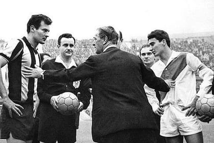 La final entre Peñarol y River en Santiago de Chile, en 1966, instaló el estigma: a partir de esa derrota nació el apelativo de "gallina" para el equipo argentino. Ganaba 2-0 y perdió 4-2.