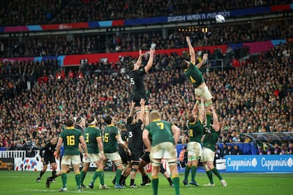 La final que Sudáfrica le ganó a Nueva Zelanda culminó Francia 2023, un Mundial exitoso en lo deportivo, lo mediático y lo económico, tal vez el mejor de la historia; cuando Europa recibe la Copa del Mundo, los ingresos de World Rugby se potencian.