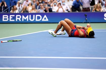 La final ya es historia y Emma Raducanu se recuesta, a pura emoción, sobre el cemento del Arthur Ashe tras conquistar el US Open