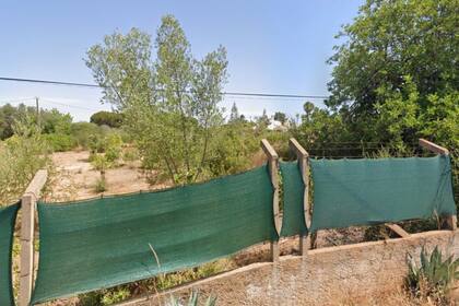 La finca, de más de 5000 metros cuadrados, está ubicada a 60 kilómetros de Praia da Luz, el lugar donde desapareció la pequeña