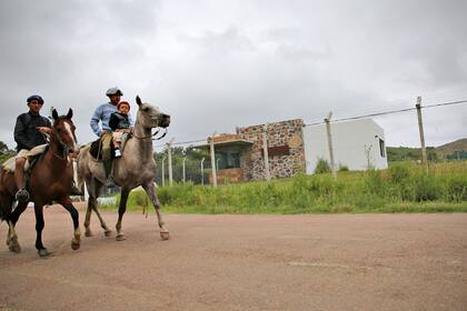 Vecinos de la zona a caballo, cerca del segundo a la finca