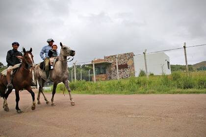 Vecinos de la zona a caballo, cerca del segundo acceso a la finca