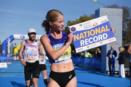 La finlandesa Alisa Vainio aceleró en el tramo final para rebajar su propio récord nacional (2h20m39s).