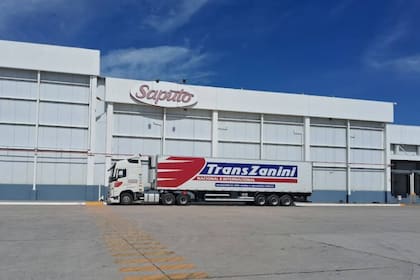 La firma canadiense Saputo figura entre los diez procesadores lácteos más importantes a nivel global y conserva una participación minoritaria en su filial local para asegurar exportaciones