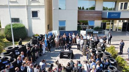 La firma de la cesión de 163 neumáticos nuevos, en la Aduana de Gualeguaychú