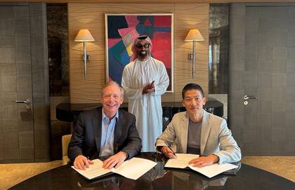 La firma de la inversión de Microsoft a G42. Crédito: Microsoft.