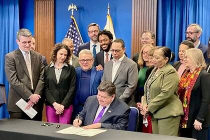 La firma de la orden ejecutiva por parte del gobernador de Illinois abre nuevas y buenas perspectivas para las familias trabajadoras que quieren acceder a una casa (Instagram ilhousing)