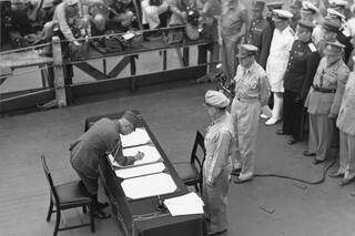 La rendición en un acorazado bajo la amenaza de 8000 toneladas de bombas