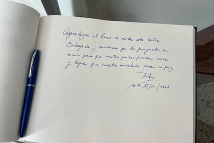 La firma de Mondino en el libro de visitar de la embajada de Filipinas: "Agradezco el honor de visitar esta bella Embajada y conversar por los proyectos en común para que nuestros países pueden crecer y lograr que nuestras sociedades vivan en paz."