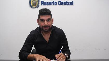La firma de Néstor Ortigoza con Rosario Central
