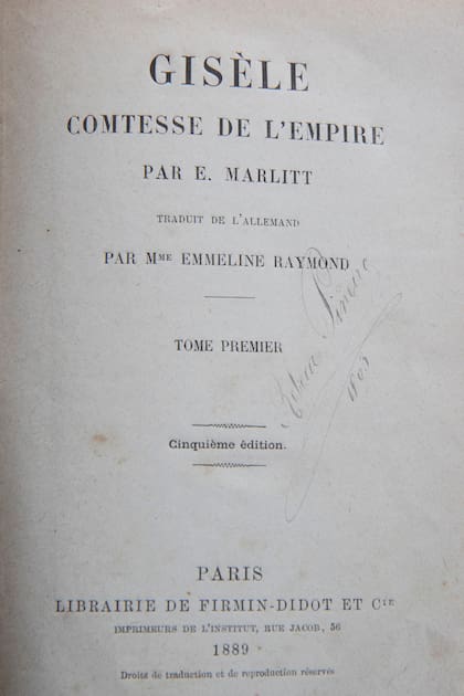 La firma de Rebeca Piñeiro en uno de sus libros en francés.