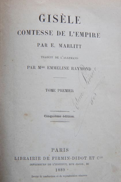 La firma de Rebeca Piñeiro en uno de sus libros en francés.
