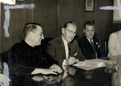 La firma del acuerdo para la creación del Canal 11