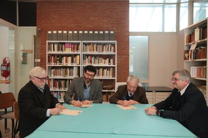 La firma del contrato de donación de la biblioteca de Sebreli se hizo en el sector de Colecciones Especiales y Archivos de la Udesa