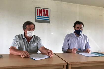 La firma del convenio con el INTA: Javier Fornieles, presidente del Banco de Alimentos de Balcarce y Facundo Quiroz, director de la Estación Experimental de Balcarce