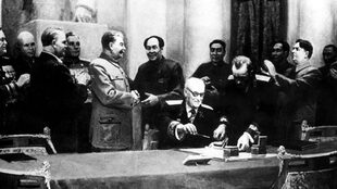 La firma del Tratado sino-soviético de amistad, alianaza y asistencia mutua, que recoge esta pintura, supuso un maná de inversiones soviéticas para China