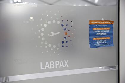 La firma Labpax concentra toda la demanda de hisopados que las autoridades requieren para ingresar al país