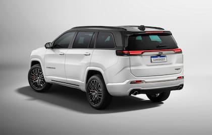 La firma lumínica trasera LED continua y los nuevos diseños de llantas exclusivos para cada versión completan la estética exterior