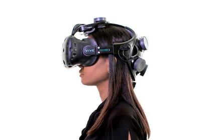 La firma Neurable combinó los sensores de lectura de la actividad cerebral junto al visor HTC Vive para que una persona pueda controlar con la mente las acciones dentro de un videojuego