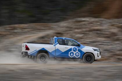 La firma nipona fabricó 10 prototipos tomando como base a la Hilux, su pick up estrella en varios mercados -incluido el argentino-, equipándolos con pilas de combustible de hidrógeno.