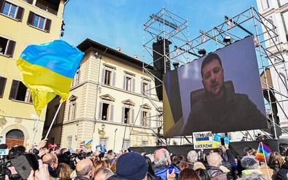 La firmeza y determinación de Zelensky hicieron mucho por mantener el espíritu de resistencia entre los ucranianos de todas las procedencias, más allá de los distintos idiomas y comunidades