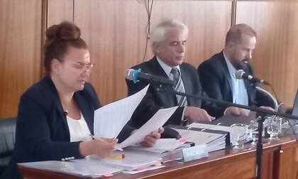 La fiscal Florencia Gómez rechazó el planteo del abogado defensor y pidió al tribunal continuar con el juicio oral y público.