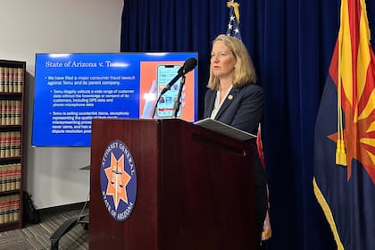 La fiscal general de Arizona, Kris Mayes, presentó la demanda contra Temu