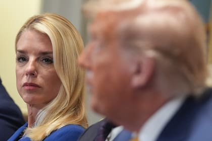 La fiscal general de Estados Unidos, Pam Bondi, junto al presidente Trump