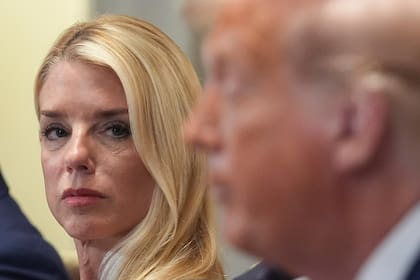 La fiscal general de Estados Unidos, Pam Bondi, con el presidente Donald Trump.