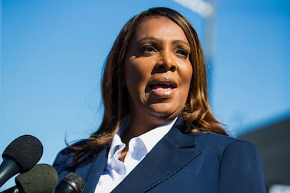 La fiscal general de Nueva York, Letitia James, habla tras declararse inocente frente al Tribunal Federal de Distrito el 24 de octubre de 2025, en Norfolk, Virginia